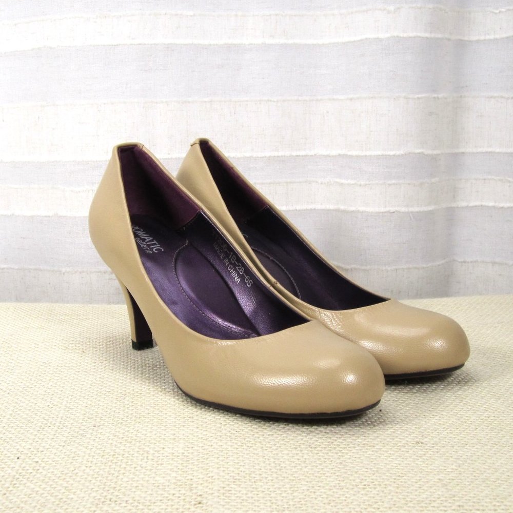 Chromatic Gallerie Nude Smooth Leather Round Toe Pumps - 6